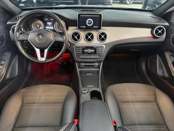MERCEDES-BENZ GLA 200 1.6 CGI VISION 16V TURBO FLEX 4P AUTOMÁTICO